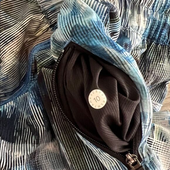 Lululemon Tracker Shorts V in Sun Dazed Multi Blue 10 - Picture 7 of 7
